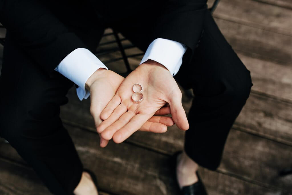 Mariée tenant les bagues dans sa main. Prix vidéaste mariage Pau