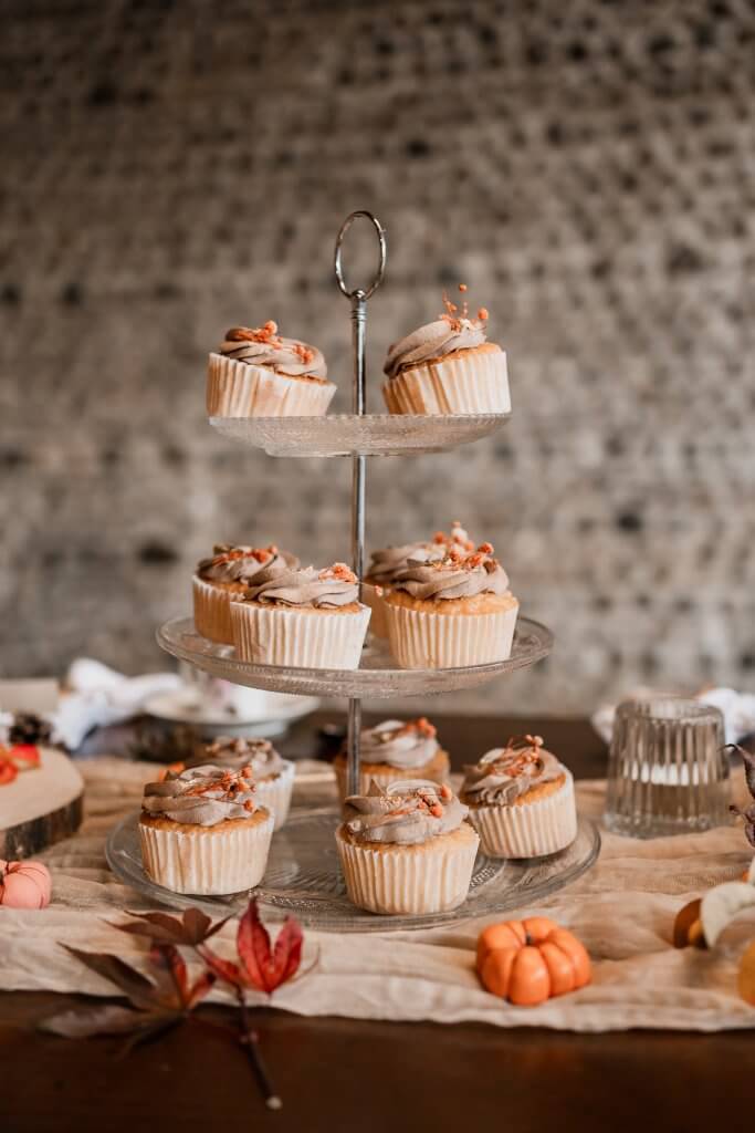 Cupcakes sur table décorée - Mariage d'automne
