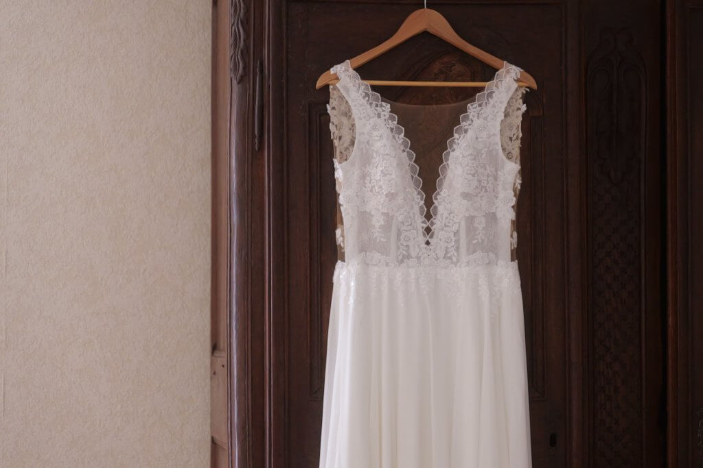 Robe de mariée accrochée au cintre, pendant les préparatifs