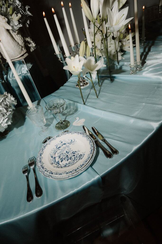 Table blanche et bleue, avec assiette vintage, sur le thème "Silver Swan"