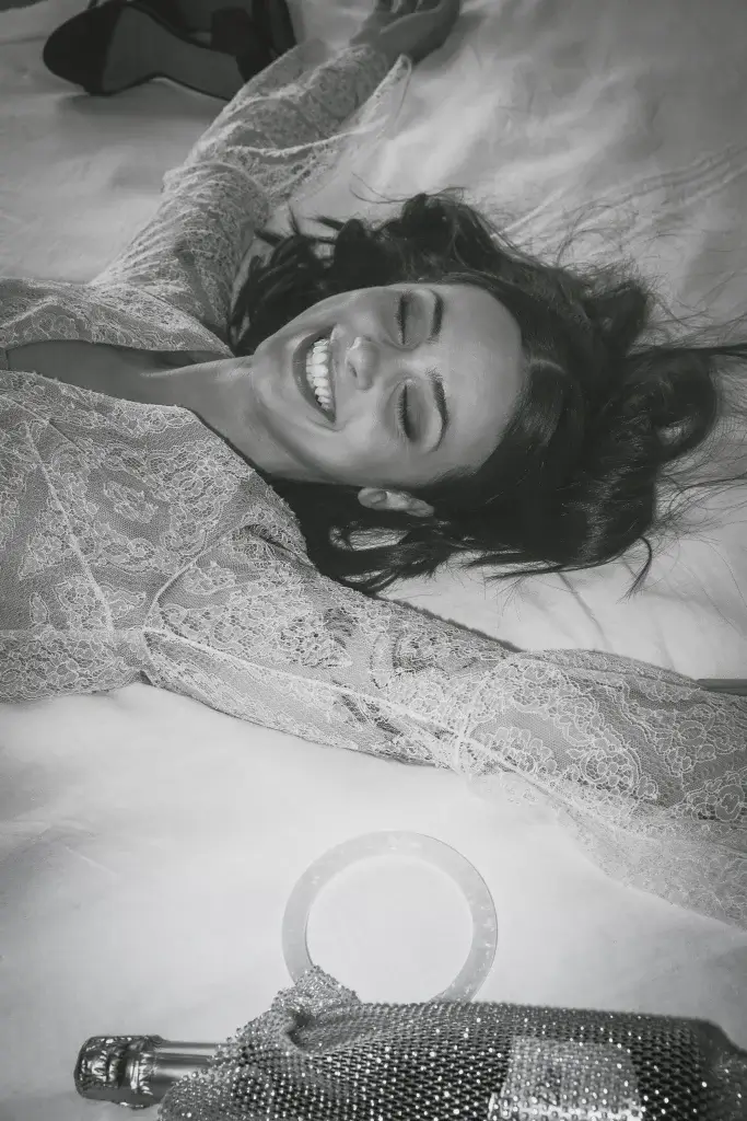 Mariée sur le lit à la fin des préparatifs du mariage, à Bayonne